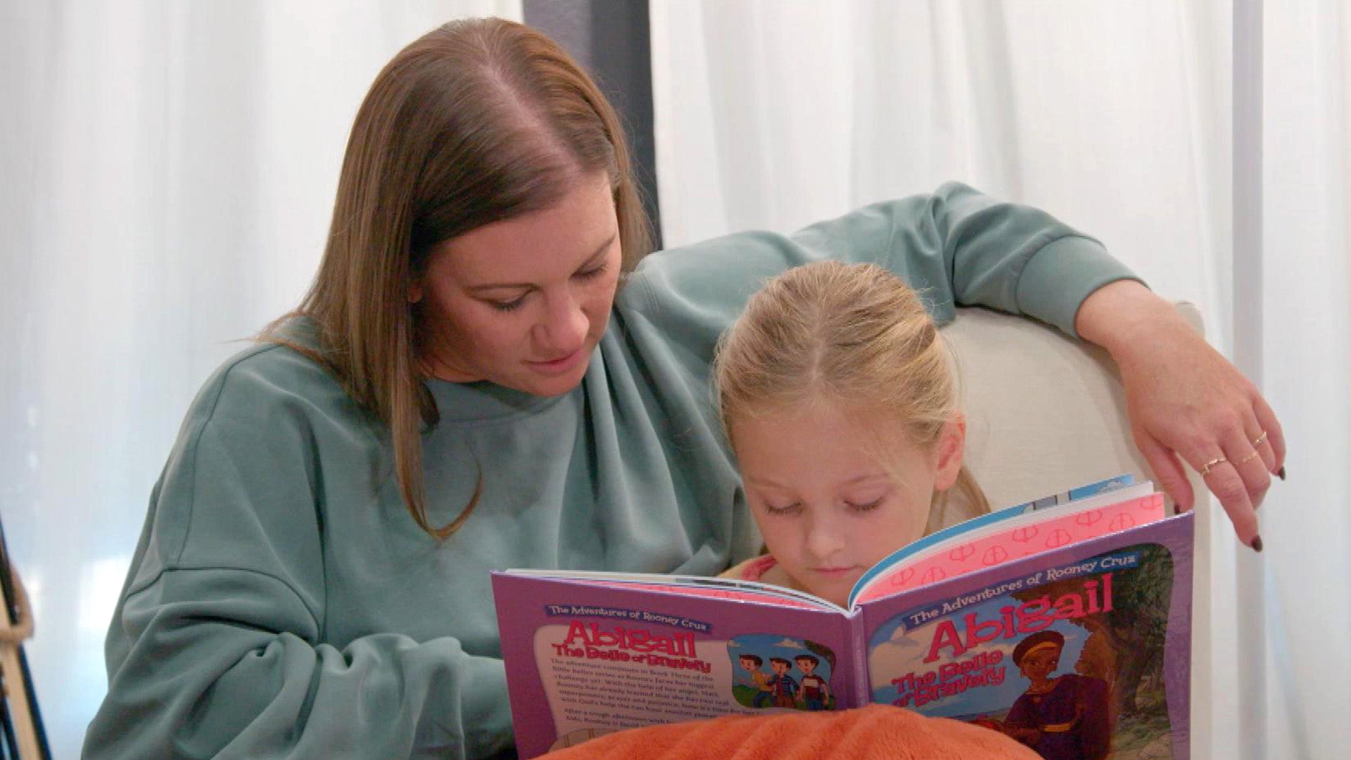 'OutDaughtered': Danielle Helps Ava Practice Reading Amid Her Learning Struggles 